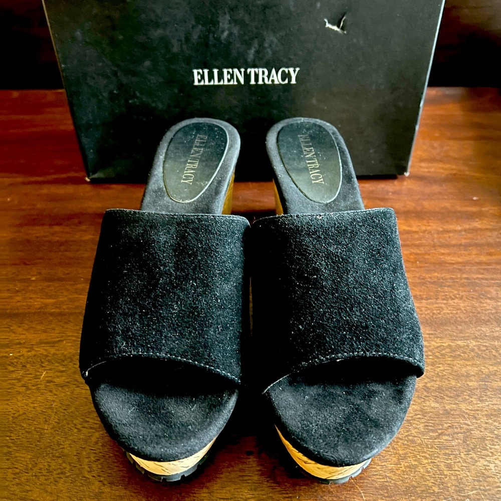 Ellen Tracy Size 8M black suede wedge slide